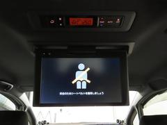 後席モニター装備：セカンドシート・サードシートにご乗車の方は、ドライブ中も天井部についているモニターでＴＶ・ＤＶＤ等をお楽しみ下さい♪♪使用しない時は、画面を天井部分に格納できます！ 5
