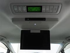 後席モニター装備：セカンドシート・サードシートにご乗車の方は、ドライブ中も天井部についているモニターでＴＶ・ＤＶＤ等をお楽しみ下さい♪♪使用しない時は、画面を天井部分に格納できます！ 4