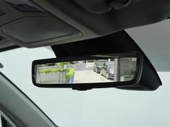 デジタルインナーミラー装備！車両後方のカメラの映像をデジタル補正で視認性を向上させてインナーミラー内に表示します♪視界を遮るものがなく、後席に同乗者がいても後方を確認しやすく安心です♪ 7