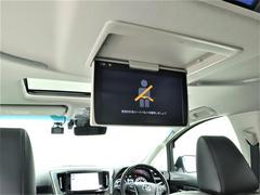 後席モニター装備：セカンドシート・サードシートにご乗車の方は、ドライブ中も天井部についているモニターでＴＶ・ＤＶＤ等をお楽しみ下さい♪♪使用しない時は、画面を天井部分に格納できます！ 7