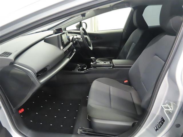 収納も便利で使いやすい。小物や大切な物をやさしく収納。カップホルダーの位置も使いやすいです♪