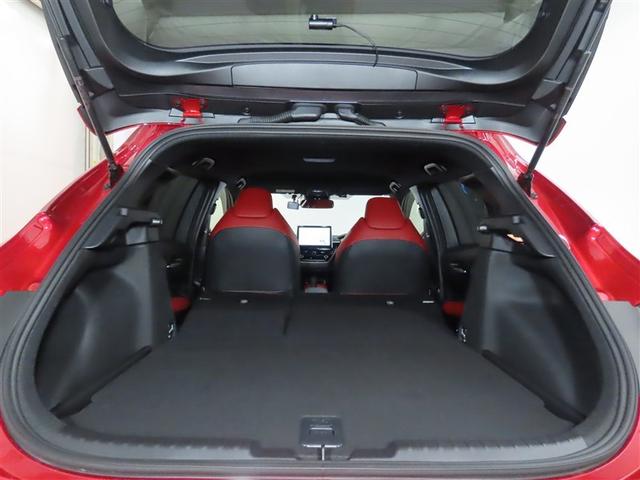 大きな開口幅で荷物を出し入れしやすいのが魅力のラゲージスペースです！リヤシートのシートバックの工夫で、更に積載容量が広くなり、よりたくさんの荷物の収納・長尺の荷物の収納が可能になります♪