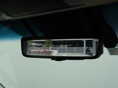 デジタルインナーミラー装備！車両後方のカメラの映像をデジタル補正で視認性を向上させてインナーミラー内に表示します♪視界を遮るものがなく、後席に同乗者がいても後方を確認しやすく安心です♪ 7