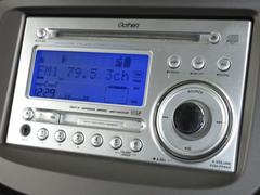 フィットに付いているギャザズデュアルサイズＣＤ／ＭＤコンポ（ＷＸ−４８４Ｍ）はＣＤプレーヤー・ＡＭ／ＦＭチューナー付です。お好みの音楽を聞きながらのドライブは楽しさ倍増ですね！ 2