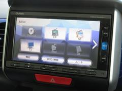 ギャザズメモリーナビ（ＶＸＭ−１６４ＶＦｉ）が装着されております。ＡＭ、ＦＭ、ＣＤ、ＤＶＤ再生、フルセグＴＶ、Ｂｌｕｅｔｏｏｔｈがご使用いただけます。初めて訪れた場所でも道に迷わず安心ですね！ 2