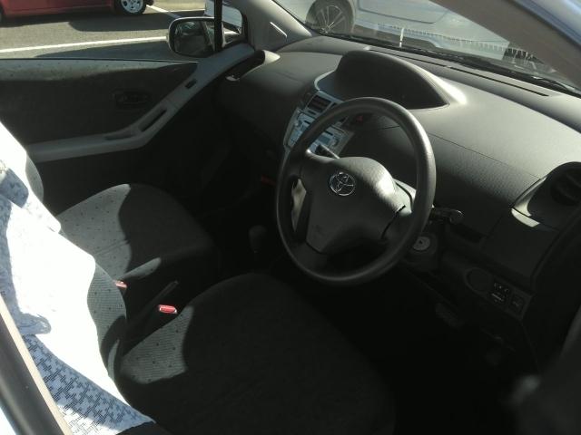 ヴィッツ Ｆ　ワンオーナー　キーレス　エアバッグ　オートマ　フル装備（2枚目）