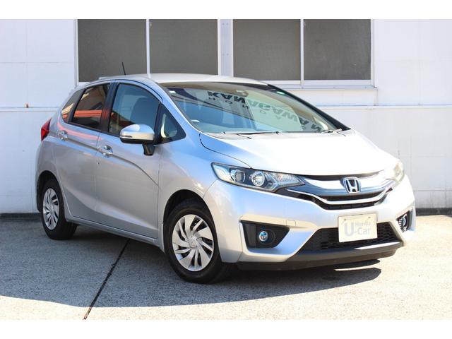 フィット １３Ｇ・Ｌパッケージ　軽減ブレーキ　安全ボディ　ＢＴ接続　盗難警報装置　禁煙　１オ－ナ－　Ｂカメ　Ｓキー　フルセグ　フルオートエアコン　整備記録簿　ナビＴＶ　リモコンキー　サイドＳＲＳ　横滑り防止機能　エアバック　アイスト（2枚目）