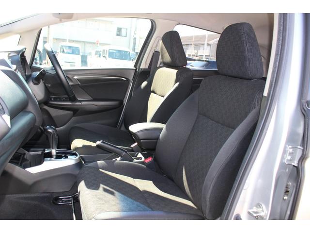 フィット １３Ｇ・Ｌパッケージ　軽減ブレーキ　安全ボディ　ＢＴ接続　盗難警報装置　禁煙　１オ－ナ－　Ｂカメ　Ｓキー　フルセグ　フルオートエアコン　整備記録簿　ナビＴＶ　リモコンキー　サイドＳＲＳ　横滑り防止機能　エアバック　アイスト（22枚目）