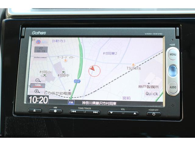 フィット １３Ｇ・Ｆパッケージ　電動格納式ドアミラー　ブルートゥース　イモビ　安全ボディ　ＤＶＤ再生可能　スマ－トキ－　記録簿有り　ＶＳＡ　ＥＴＣ付き　禁煙　助手席エアバッグ　メモリーナビ　Ｒカメラ　オートエアコン　エアバック　ＰＳ（4枚目）