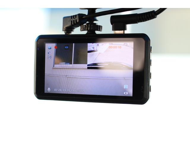 フィット １３Ｇ・Ｆパッケージ　電動格納式ドアミラー　ブルートゥース　イモビ　安全ボディ　ＤＶＤ再生可能　スマ－トキ－　記録簿有り　ＶＳＡ　ＥＴＣ付き　禁煙　助手席エアバッグ　メモリーナビ　Ｒカメラ　オートエアコン　エアバック　ＰＳ（5枚目）