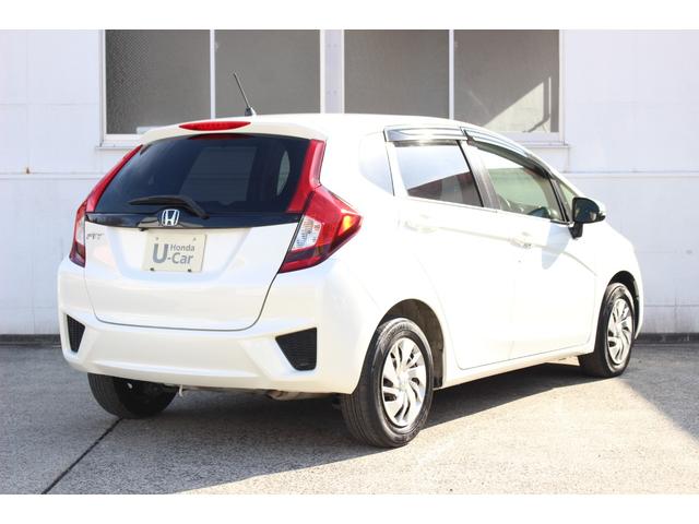 フィット １３Ｇ・Ｆパッケージ　電動格納式ドアミラー　ブルートゥース　イモビ　安全ボディ　ＤＶＤ再生可能　スマ－トキ－　記録簿有り　ＶＳＡ　ＥＴＣ付き　禁煙　助手席エアバッグ　メモリーナビ　Ｒカメラ　オートエアコン　エアバック　ＰＳ（7枚目）