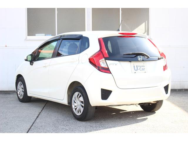 フィット １３Ｇ・Ｆパッケージ　電動格納式ドアミラー　ブルートゥース　イモビ　安全ボディ　ＤＶＤ再生可能　スマ－トキ－　記録簿有り　ＶＳＡ　ＥＴＣ付き　禁煙　助手席エアバッグ　メモリーナビ　Ｒカメラ　オートエアコン　エアバック　ＰＳ（8枚目）