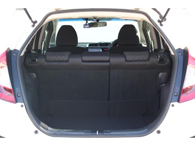 フィット １３Ｇ・Ｆパッケージ　電動格納式ドアミラー　ブルートゥース　イモビ　安全ボディ　ＤＶＤ再生可能　スマ－トキ－　記録簿有り　ＶＳＡ　ＥＴＣ付き　禁煙　助手席エアバッグ　メモリーナビ　Ｒカメラ　オートエアコン　エアバック　ＰＳ（21枚目）