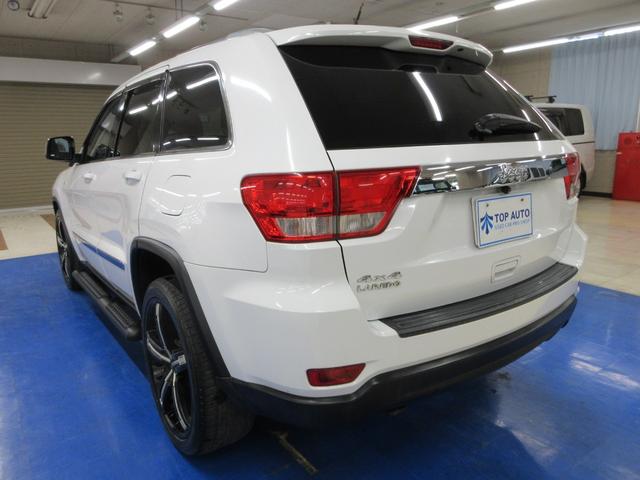 ジープ・グランドチェロキー ラレード　４ＷＤ　社外ナビ　フルセグ　Ｂｌｕｅｔｏｏｔｈオーディオ　バックカメラ　ＥＴＣ　音楽録音機能　ディスク再生　クルコン　電動シート　サイドステップ　ＨＩＤライト　２２インチアルミ　タイミングチェーン　バネサス（11枚目）