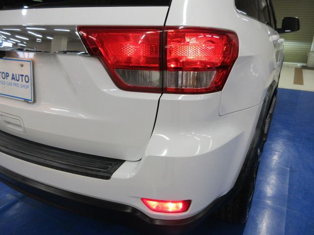 ジープ・グランドチェロキー ラレード　４ＷＤ　社外ナビ　フルセグ　Ｂｌｕｅｔｏｏｔｈオーディオ　バックカメラ　ＥＴＣ　音楽録音機能　ディスク再生　クルコン　電動シート　サイドステップ　ＨＩＤライト　２２インチアルミ　タイミングチェーン　バネサス（14枚目）