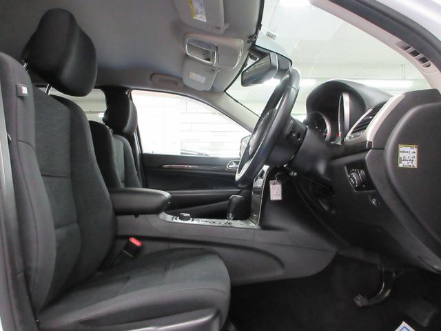ジープ・グランドチェロキー ラレード　４ＷＤ　社外ナビ　フルセグ　Ｂｌｕｅｔｏｏｔｈオーディオ　バックカメラ　ＥＴＣ　音楽録音機能　ディスク再生　クルコン　電動シート　サイドステップ　ＨＩＤライト　２２インチアルミ　タイミングチェーン　バネサス（21枚目）