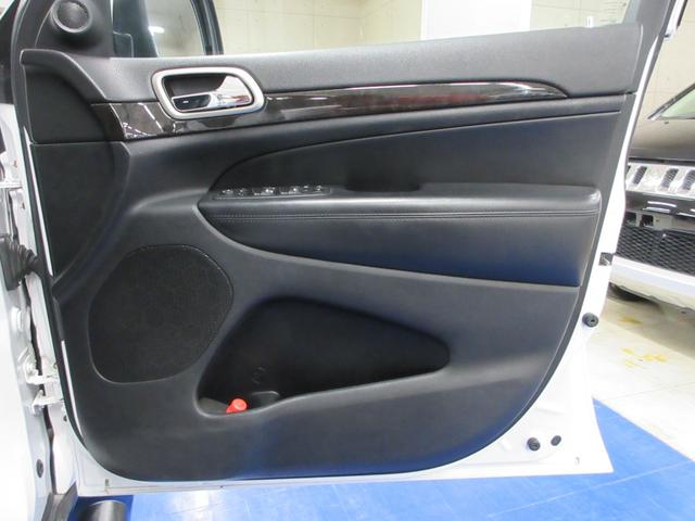 ジープ・グランドチェロキー ラレード　４ＷＤ　社外ナビ　フルセグ　Ｂｌｕｅｔｏｏｔｈオーディオ　バックカメラ　ＥＴＣ　音楽録音機能　ディスク再生　クルコン　電動シート　サイドステップ　ＨＩＤライト　２２インチアルミ　タイミングチェーン　バネサス（45枚目）
