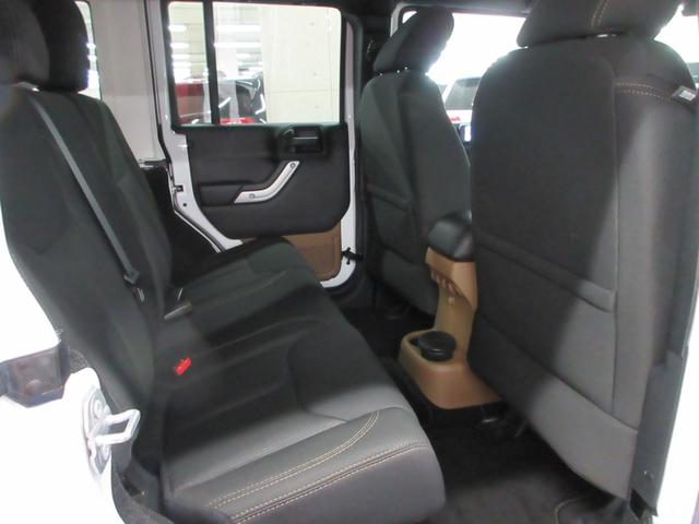 ジープ・ラングラーアンリミテッド サハラ　４ＷＤ　後期型　メモリーナビ　フルセグ　Ｂｌｕｅｔｏｏｔｈ　サイド・バックカメラ　ＥＴＣ　前後ドラレコ　クルコン　サイド・バックカメラ　音楽録音　キーレス　ディスク再生　１８インチアルミ　レギュラーガソリン車（25枚目）