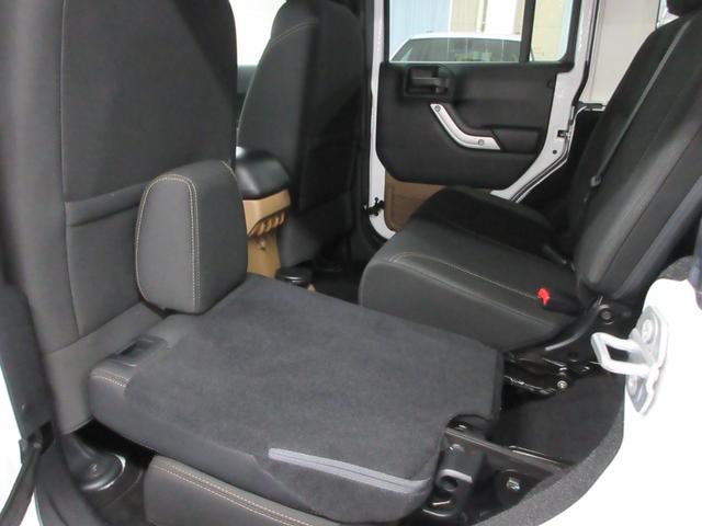 ジープ・ラングラーアンリミテッド サハラ　４ＷＤ　後期型　メモリーナビ　フルセグ　Ｂｌｕｅｔｏｏｔｈ　サイド・バックカメラ　ＥＴＣ　前後ドラレコ　クルコン　サイド・バックカメラ　音楽録音　キーレス　ディスク再生　１８インチアルミ　レギュラーガソリン車（27枚目）