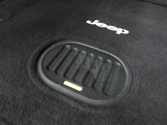 ジープ・ラングラーアンリミテッド サハラ　４ＷＤ　後期型　メモリーナビ　フルセグ　Ｂｌｕｅｔｏｏｔｈ　サイド・バックカメラ　ＥＴＣ　前後ドラレコ　クルコン　サイド・バックカメラ　音楽録音　キーレス　ディスク再生　１８インチアルミ　レギュラーガソリン車（47枚目）