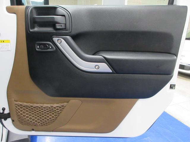 ジープ・ラングラーアンリミテッド サハラ　４ＷＤ　後期型　メモリーナビ　フルセグ　Ｂｌｕｅｔｏｏｔｈ　サイド・バックカメラ　ＥＴＣ　前後ドラレコ　クルコン　サイド・バックカメラ　音楽録音　キーレス　ディスク再生　１８インチアルミ　レギュラーガソリン車（48枚目）