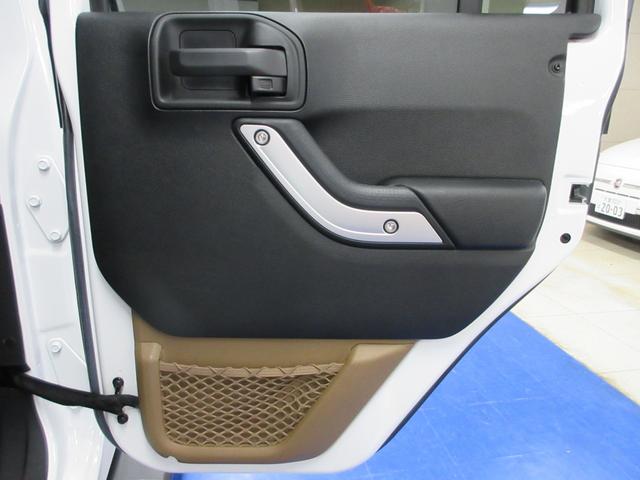 ジープ・ラングラーアンリミテッド サハラ　４ＷＤ　後期型　メモリーナビ　フルセグ　Ｂｌｕｅｔｏｏｔｈ　サイド・バックカメラ　ＥＴＣ　前後ドラレコ　クルコン　サイド・バックカメラ　音楽録音　キーレス　ディスク再生　１８インチアルミ　レギュラーガソリン車（50枚目）