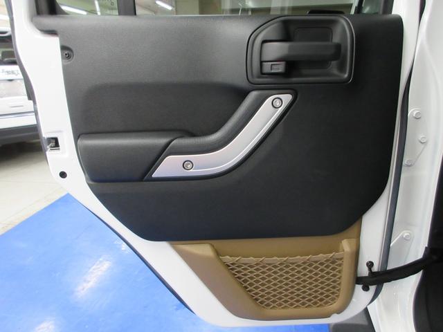 ジープ・ラングラーアンリミテッド サハラ　４ＷＤ　後期型　メモリーナビ　フルセグ　Ｂｌｕｅｔｏｏｔｈ　サイド・バックカメラ　ＥＴＣ　前後ドラレコ　クルコン　サイド・バックカメラ　音楽録音　キーレス　ディスク再生　１８インチアルミ　レギュラーガソリン車（51枚目）