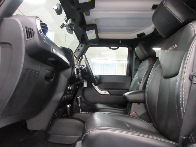 ジープ・ラングラーアンリミテッド サハラ　４ＷＤ　後期型　黒革シート　ダイヤトーンサウンドナビ　フルセグ　Ｂｌｕｅｔｏｏｔｈ　前後ドラレコ　サイド・バックカメラ　ＥＴＣ　クルコン　シートヒーター　アルパインスピーカー　ＨＩＤライト社外アルミ（24枚目）