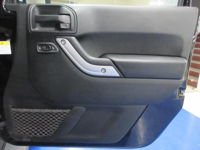 ジープ・ラングラーアンリミテッド サハラ　４ＷＤ　後期型　黒革シート　ダイヤトーンサウンドナビ　フルセグ　Ｂｌｕｅｔｏｏｔｈ　前後ドラレコ　サイド・バックカメラ　ＥＴＣ　クルコン　シートヒーター　アルパインスピーカー　ＨＩＤライト社外アルミ（49枚目）