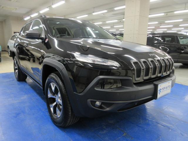 ジープ・チェロキー トレイルホーク　４ＷＤ　衝突軽減　サンルーフ　ハーフレザー　Ｕコネクトナビ　フルセグ　レーダークルーズ　障害物ソナー　Ｂｌｌｕｅｔｏｏｔｈオーディオ　ＥＴＣ２．０　電動ゲート　サイド・バックカメラ　ブラスポ　１７インチアルミ（4枚目）
