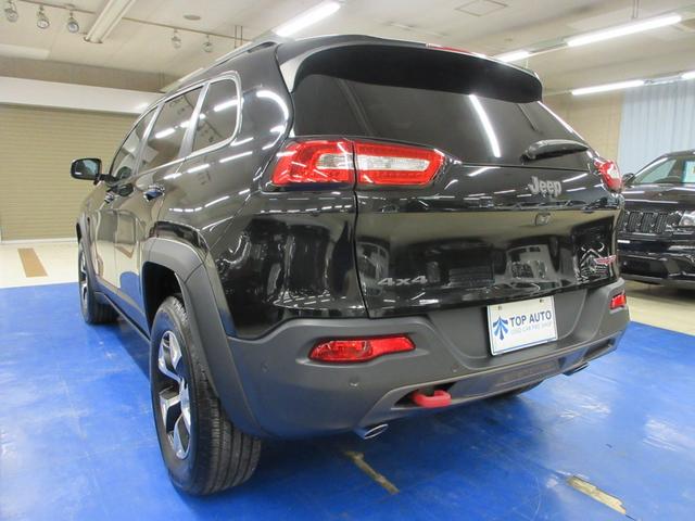 ジープ・チェロキー トレイルホーク　４ＷＤ　衝突軽減　サンルーフ　ハーフレザー　Ｕコネクトナビ　フルセグ　レーダークルーズ　障害物ソナー　Ｂｌｌｕｅｔｏｏｔｈオーディオ　ＥＴＣ２．０　電動ゲート　サイド・バックカメラ　ブラスポ　１７インチアルミ（5枚目）