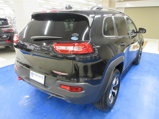 ジープ・チェロキー トレイルホーク　４ＷＤ　衝突軽減　サンルーフ　ハーフレザー　Ｕコネクトナビ　フルセグ　レーダークルーズ　障害物ソナー　Ｂｌｌｕｅｔｏｏｔｈオーディオ　ＥＴＣ２．０　電動ゲート　サイド・バックカメラ　ブラスポ　１７インチアルミ（7枚目）