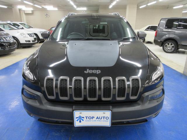 ジープ・チェロキー トレイルホーク　４ＷＤ　衝突軽減　サンルーフ　ハーフレザー　Ｕコネクトナビ　フルセグ　レーダークルーズ　障害物ソナー　Ｂｌｌｕｅｔｏｏｔｈオーディオ　ＥＴＣ２．０　電動ゲート　サイド・バックカメラ　ブラスポ　１７インチアルミ（8枚目）