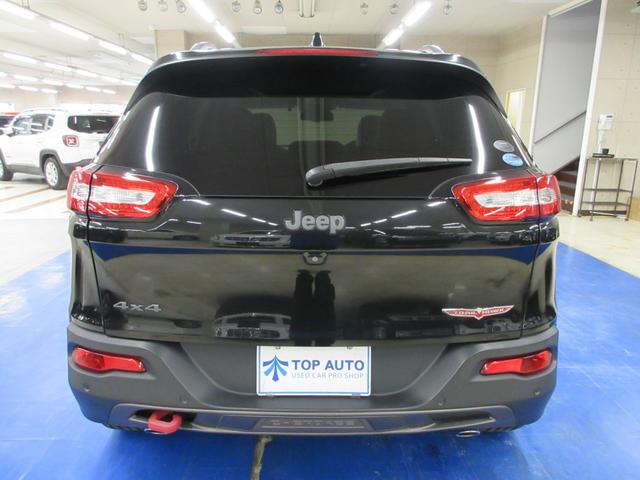 ジープ・チェロキー トレイルホーク　４ＷＤ　衝突軽減　サンルーフ　ハーフレザー　Ｕコネクトナビ　フルセグ　レーダークルーズ　障害物ソナー　Ｂｌｌｕｅｔｏｏｔｈオーディオ　ＥＴＣ２．０　電動ゲート　サイド・バックカメラ　ブラスポ　１７インチアルミ（9枚目）