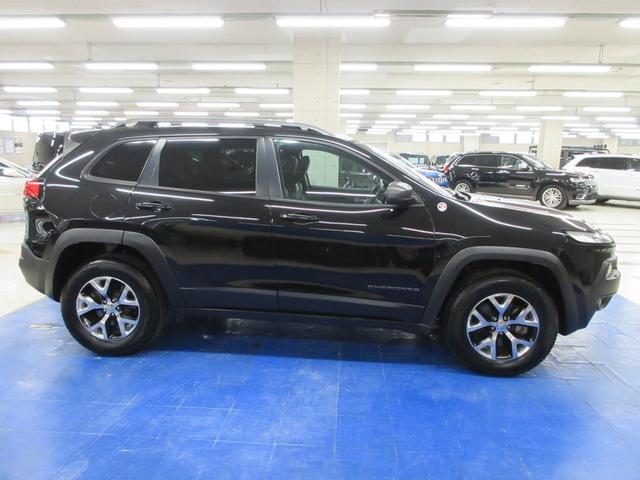 ジープ・チェロキー トレイルホーク　４ＷＤ　衝突軽減　サンルーフ　ハーフレザー　Ｕコネクトナビ　フルセグ　レーダークルーズ　障害物ソナー　Ｂｌｌｕｅｔｏｏｔｈオーディオ　ＥＴＣ２．０　電動ゲート　サイド・バックカメラ　ブラスポ　１７インチアルミ（10枚目）