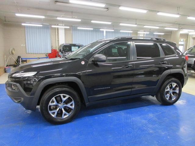 ジープ・チェロキー トレイルホーク　４ＷＤ　衝突軽減　サンルーフ　ハーフレザー　Ｕコネクトナビ　フルセグ　レーダークルーズ　障害物ソナー　Ｂｌｌｕｅｔｏｏｔｈオーディオ　ＥＴＣ２．０　電動ゲート　サイド・バックカメラ　ブラスポ　１７インチアルミ（11枚目）