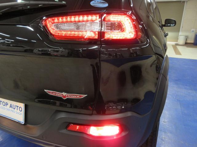 ジープ・チェロキー トレイルホーク　４ＷＤ　衝突軽減　サンルーフ　ハーフレザー　Ｕコネクトナビ　フルセグ　レーダークルーズ　障害物ソナー　Ｂｌｌｕｅｔｏｏｔｈオーディオ　ＥＴＣ２．０　電動ゲート　サイド・バックカメラ　ブラスポ　１７インチアルミ（13枚目）