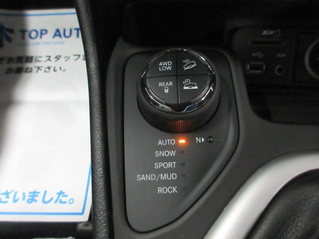 ジープ・チェロキー トレイルホーク　４ＷＤ　衝突軽減　サンルーフ　ハーフレザー　Ｕコネクトナビ　フルセグ　レーダークルーズ　障害物ソナー　Ｂｌｌｕｅｔｏｏｔｈオーディオ　ＥＴＣ２．０　電動ゲート　サイド・バックカメラ　ブラスポ　１７インチアルミ（31枚目）