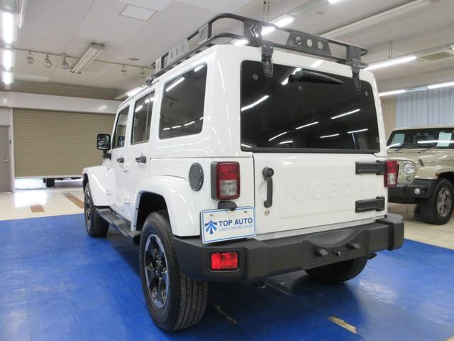 ジープ・ラングラーアンリミテッド ポーラーエディション　４ＷＤ　後期型　限定車　黒革　社外ナビ　フルセグ　Ｂｌｕｅｔｏｏｔｈオーディオ　バックカメラ　ＥＴＣ　クルコン　音楽録音　ディスク再生　シートヒーター　背面タイヤレス　１８インチアルミ　ルーフキャリア　タイミングチェーン（5枚目）