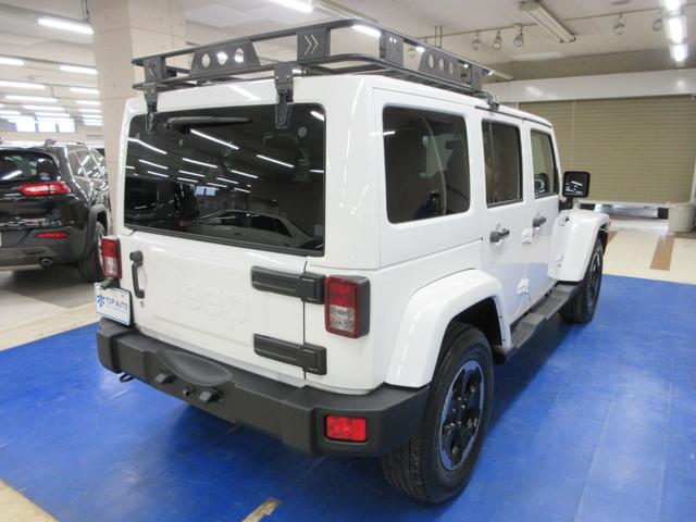 ジープ・ラングラーアンリミテッド ポーラーエディション　４ＷＤ　後期型　限定車　黒革　社外ナビ　フルセグ　Ｂｌｕｅｔｏｏｔｈオーディオ　バックカメラ　ＥＴＣ　クルコン　音楽録音　ディスク再生　シートヒーター　背面タイヤレス　１８インチアルミ　ルーフキャリア　タイミングチェーン（7枚目）