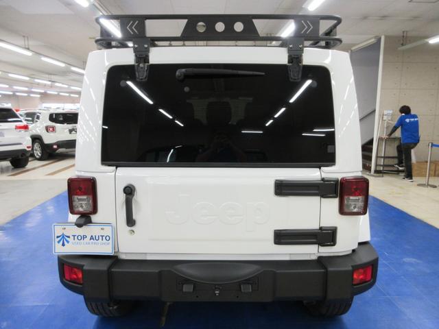 ジープ・ラングラーアンリミテッド ポーラーエディション　４ＷＤ　後期型　限定車　黒革　社外ナビ　フルセグ　Ｂｌｕｅｔｏｏｔｈオーディオ　バックカメラ　ＥＴＣ　クルコン　音楽録音　ディスク再生　シートヒーター　背面タイヤレス　１８インチアルミ　ルーフキャリア　タイミングチェーン（9枚目）