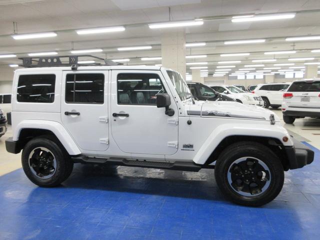 ジープ・ラングラーアンリミテッド ポーラーエディション　４ＷＤ　後期型　限定車　黒革　社外ナビ　フルセグ　Ｂｌｕｅｔｏｏｔｈオーディオ　バックカメラ　ＥＴＣ　クルコン　音楽録音　ディスク再生　シートヒーター　背面タイヤレス　１８インチアルミ　ルーフキャリア　タイミングチェーン（10枚目）