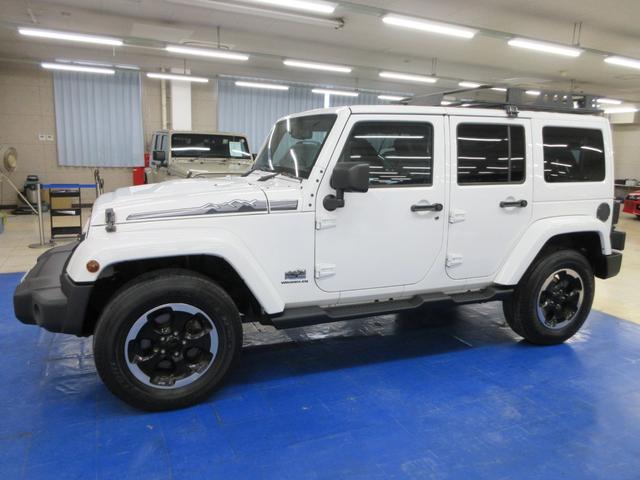 ジープ・ラングラーアンリミテッド ポーラーエディション　４ＷＤ　後期型　限定車　黒革　社外ナビ　フルセグ　Ｂｌｕｅｔｏｏｔｈオーディオ　バックカメラ　ＥＴＣ　クルコン　音楽録音　ディスク再生　シートヒーター　背面タイヤレス　１８インチアルミ　ルーフキャリア　タイミングチェーン（11枚目）