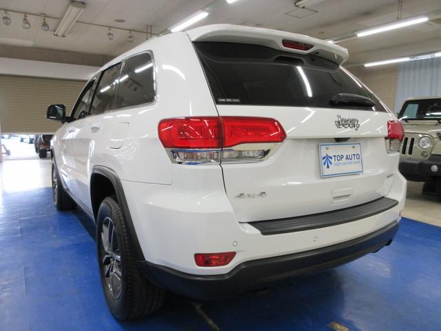 ジープ・グランドチェロキー ラレード　４ＷＤ　後期型　ワンオーナー　Ｕコネクトナビ　フルセグ　Ｂｌｕｅｔｏｏｔｈ　フロント・サイド・バックカメラ　ＥＴＣ２．０　ドラレコ　クルコン　ブラインドスポット　障害物ソナー　１８インチアルミ　タイミングチェーン（5枚目）