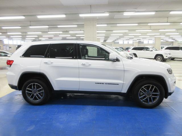 ジープ・グランドチェロキー ラレード　４ＷＤ　後期型　ワンオーナー　Ｕコネクトナビ　フルセグ　Ｂｌｕｅｔｏｏｔｈ　フロント・サイド・バックカメラ　ＥＴＣ２．０　ドラレコ　クルコン　ブラインドスポット　障害物ソナー　１８インチアルミ　タイミングチェーン（10枚目）