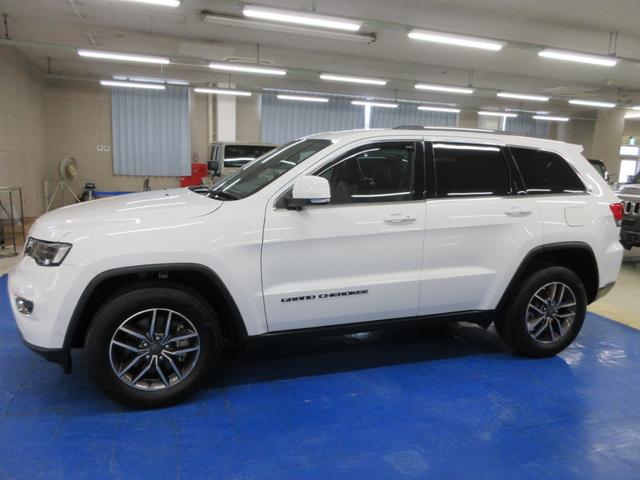 ジープ・グランドチェロキー ラレード　４ＷＤ　後期型　ワンオーナー　Ｕコネクトナビ　フルセグ　Ｂｌｕｅｔｏｏｔｈ　フロント・サイド・バックカメラ　ＥＴＣ２．０　ドラレコ　クルコン　ブラインドスポット　障害物ソナー　１８インチアルミ　タイミングチェーン（11枚目）