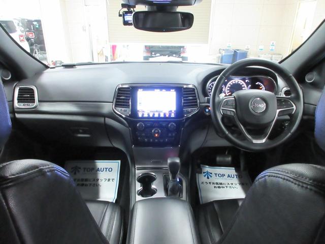 ジープ・グランドチェロキー ラレード　４ＷＤ　後期型　ワンオーナー　Ｕコネクトナビ　フルセグ　Ｂｌｕｅｔｏｏｔｈ　フロント・サイド・バックカメラ　ＥＴＣ２．０　ドラレコ　クルコン　ブラインドスポット　障害物ソナー　１８インチアルミ　タイミングチェーン（30枚目）
