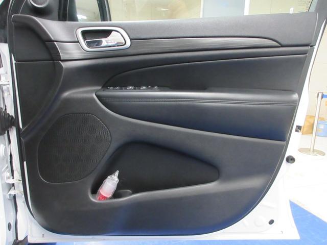 ジープ・グランドチェロキー ラレード　４ＷＤ　後期型　ワンオーナー　Ｕコネクトナビ　フルセグ　Ｂｌｕｅｔｏｏｔｈ　フロント・サイド・バックカメラ　ＥＴＣ２．０　ドラレコ　クルコン　ブラインドスポット　障害物ソナー　１８インチアルミ　タイミングチェーン（53枚目）