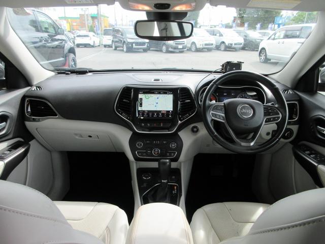 ジープ・チェロキー リミテッド　４ＷＤ　後期モデル　衝突軽減　本革シート　Ｕコネクトナビ　電動ゲート　Ｂｌｕｅｔｏｏｔｈ　障害物ソナー　クルコン　ＥＴＣ２．０　バックカメラ　シートヒーター　シートクーラー　１８インチアルミ　タイミングチェーン（5枚目）