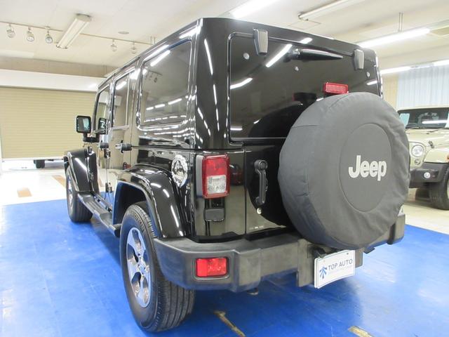 ジープ・ラングラーアンリミテッド サハラ　４ＷＤ　後期型　黒革シート　メモナビ　フルセグ　サイド・バックカメラ　ＥＴＣ　ドラレコ　クルーズコントロール　シートヒーター　音楽録音機能　ディスク再生　キーレス　１８インチアルミ　レギュラーガソリン仕様（5枚目）